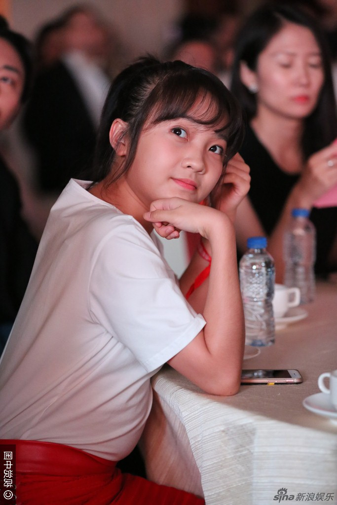 组图:林妙可着红短裙亮相 圆脸体胖小肚腩抢镜_高清图集_新浪网
