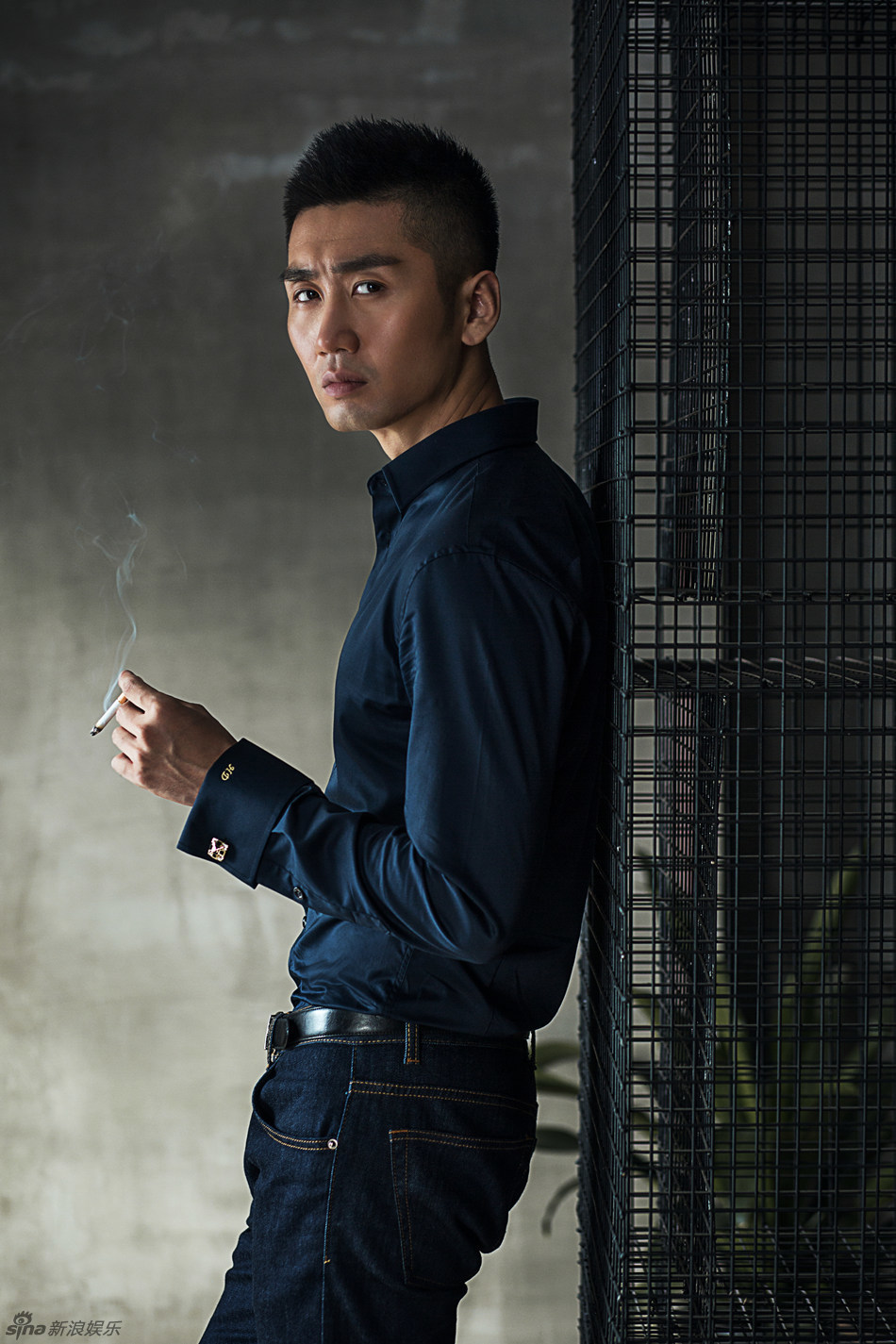 组图:何达写真曝光 硬汉微露胸肌诠释新性感_高清图集_新浪网