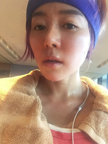 组图:安又琪晒素颜湿身照 为宣传专辑努力健身_高清图集_新浪网