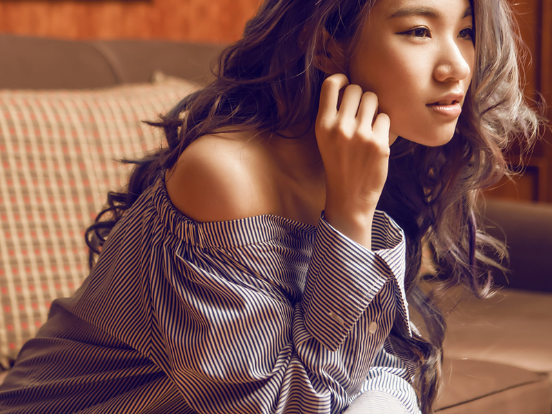 赵大格男友风衬衫小露香肩