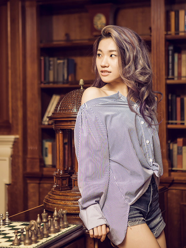 赵大格曝复古性感照 露肩衬衫热裤秀长腿-读图时代-大众网-山东重点