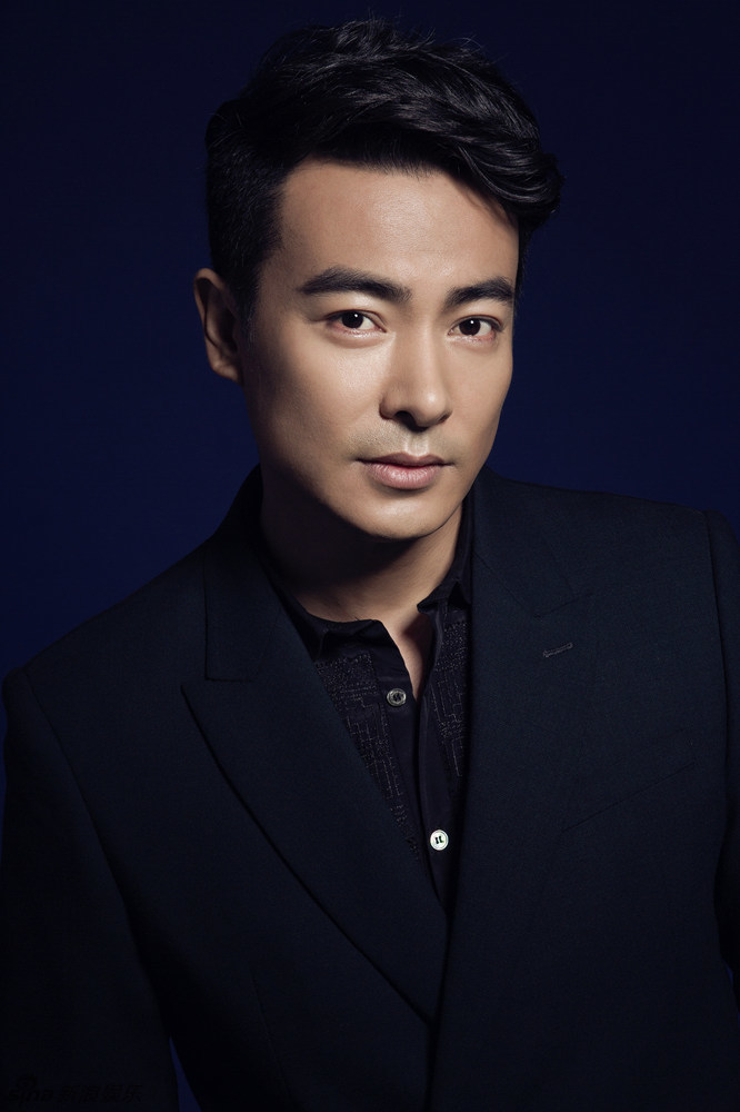 片中于波精致的五官轮廓,高挑身材十分养眼,深色西装造型尽显霸道总裁