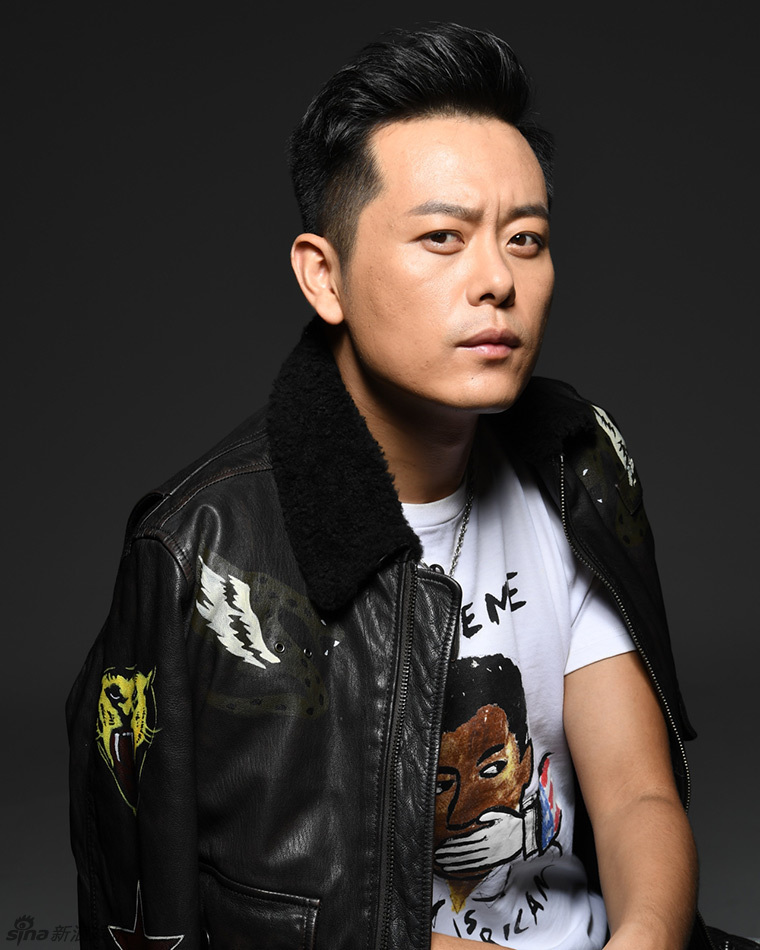 组图:王超帏写真大片曝光 雅痞笑容显硬汉柔情_高清图集_新浪网