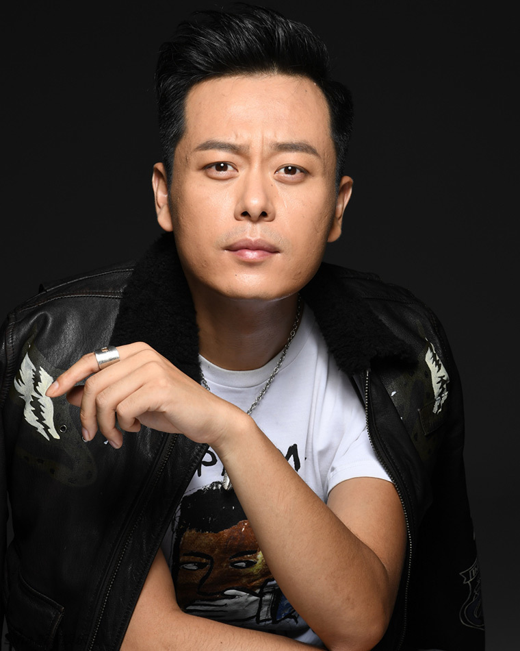 组图:王超帏写真大片曝光 雅痞笑容显硬汉柔情_高清图集_新浪网