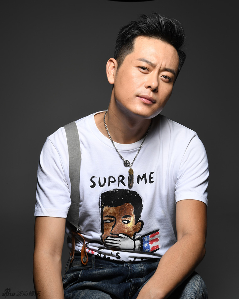 组图:王超帏写真大片曝光 雅痞笑容显硬汉柔情_高清图集_新浪网