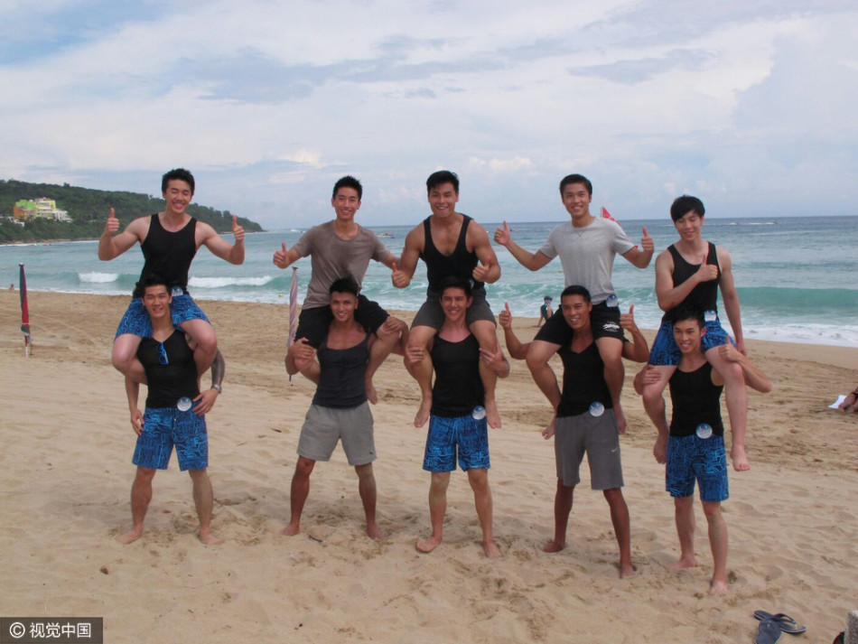 组图:香港先生沙滩半裸秀肌肉 基情四射扯掉裤_高清图集_新浪网