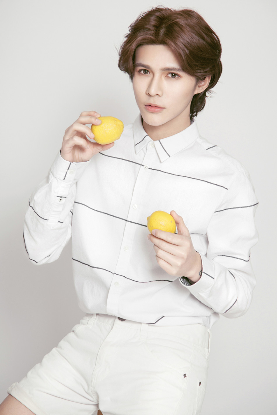 万翔笑容展夏日阳光