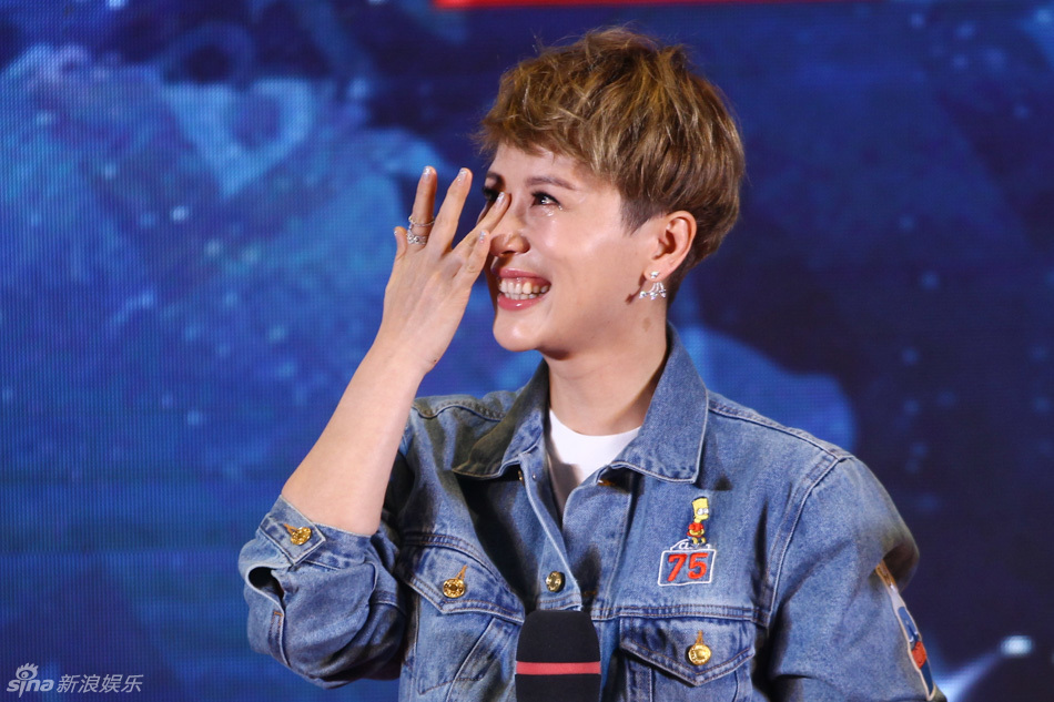 新浪娱乐本期《浪拍》,特别精选十五张不同的明星笑脸,传播正能量,为