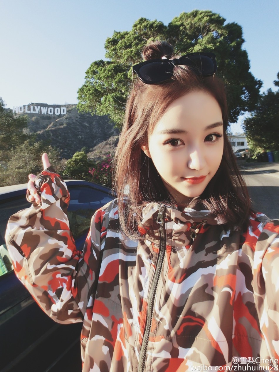 新浪娱乐讯 近日,思聪前女友@雪梨cherie 在微博晒出一组在好莱坞游玩