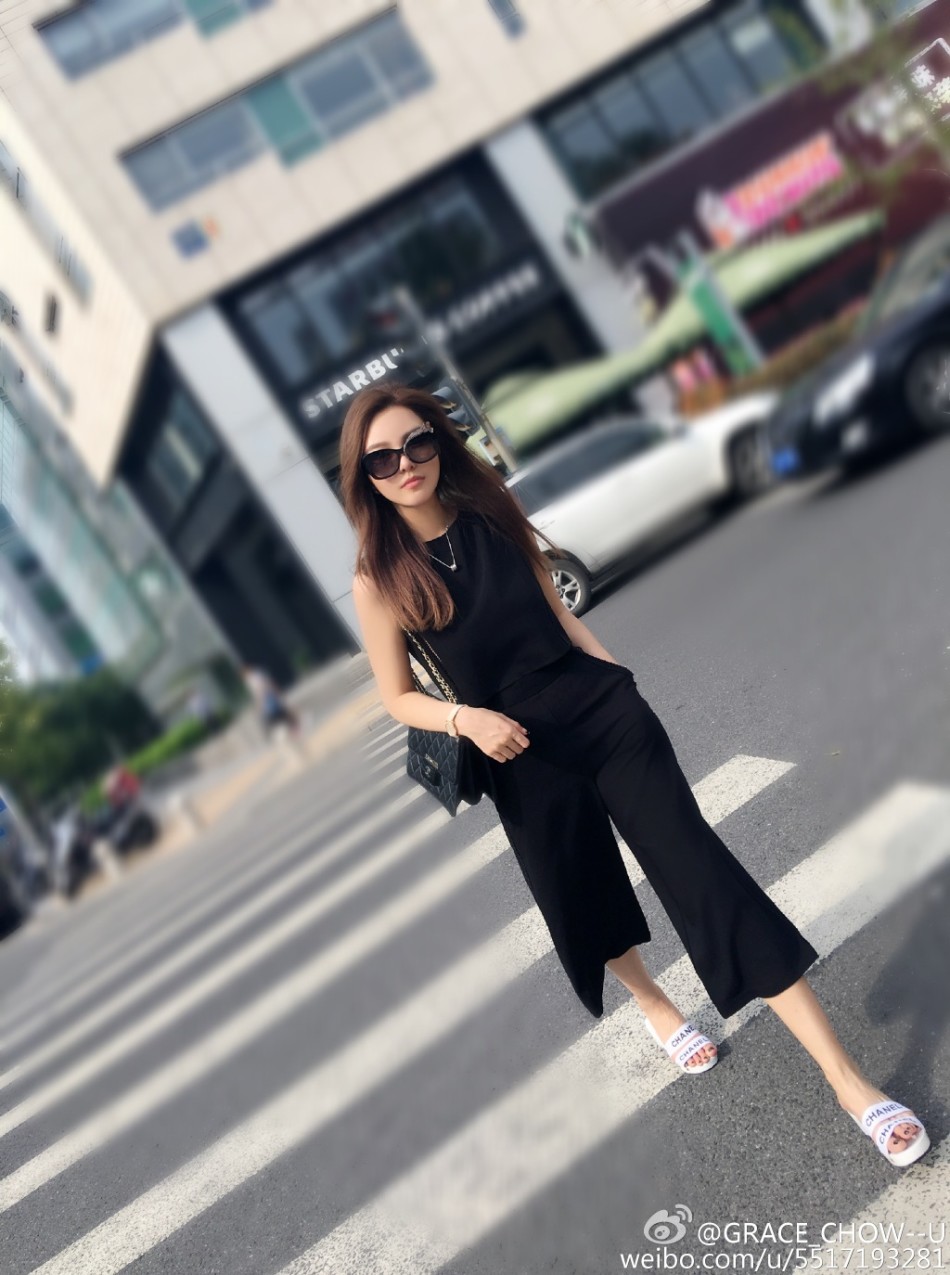 组图:罗志祥女友风骚压马路 黑超遮面酷帅十足_高清图集_新浪网