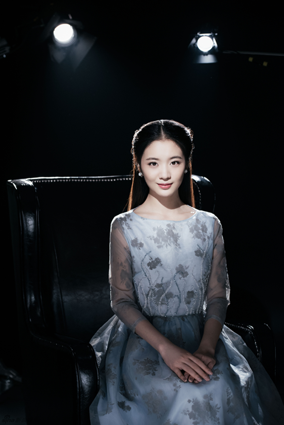 新浪娱乐讯 日前,彭豆豆的一组黑白文艺大片曝光,在专业的电影灯光下