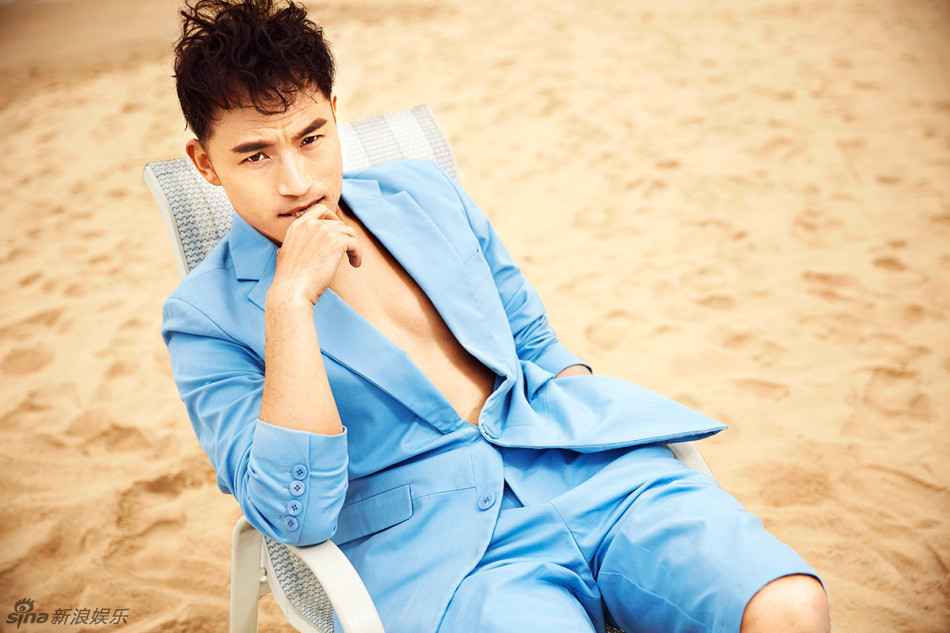 组图:耿乐雅痞写真曝光 半裸湿身上演水中诱惑_高清图集_新浪网