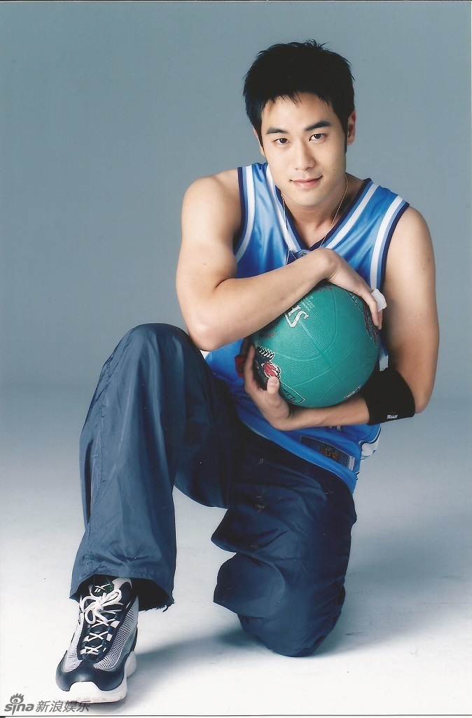 组图:陈亦飞晒早前写真 青葱羞涩展温暖笑容_高清图集_新浪网