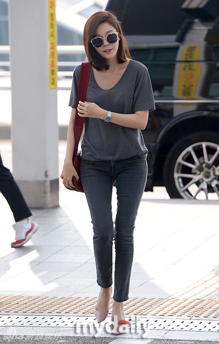 组图:38岁人妻金荷娜现身机场 红唇妆气色好_高清图集_新浪网