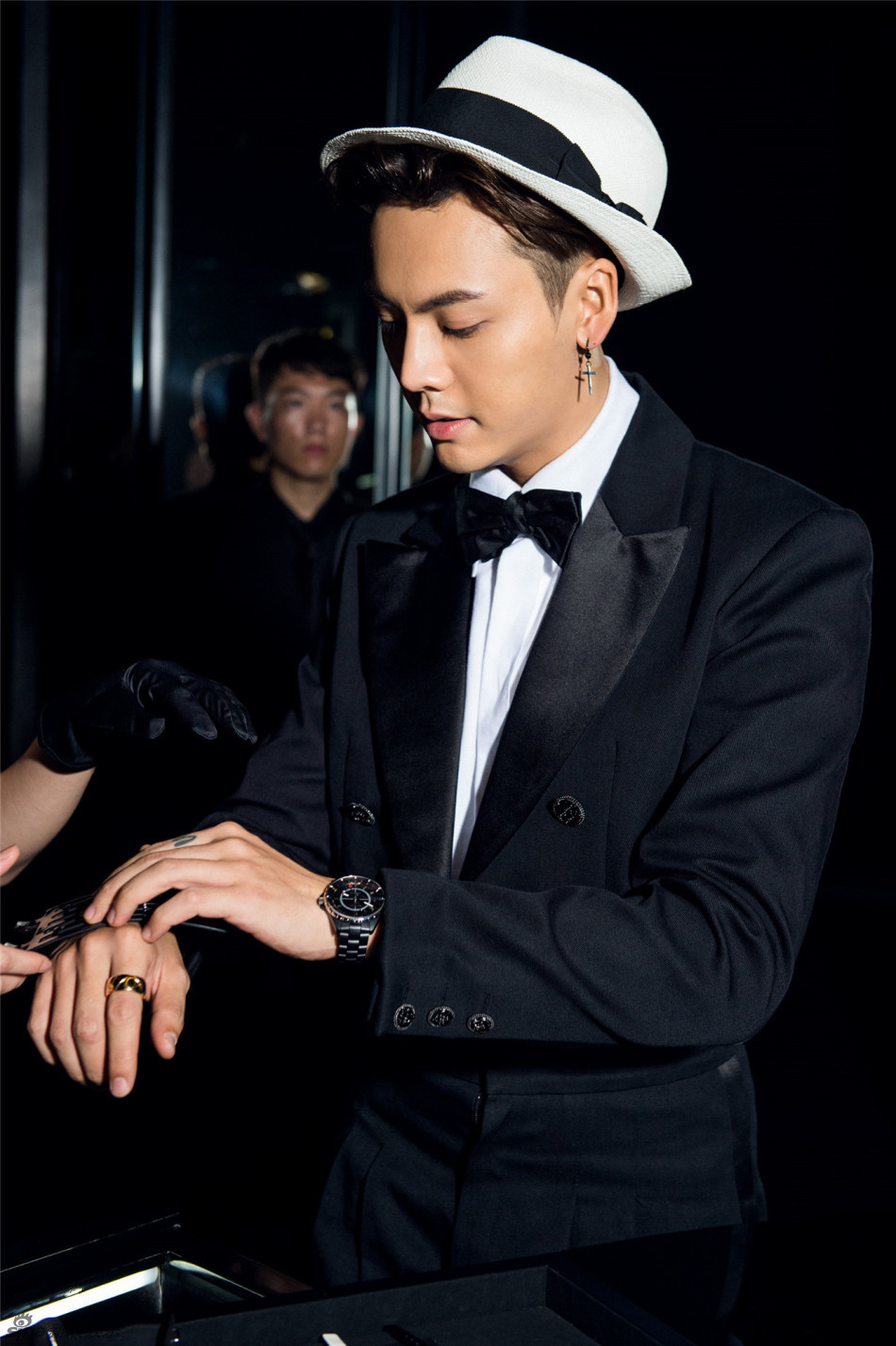 组图:陈伟霆小王子造型亮相发布会 显绅士魅力_高清图集_新浪网