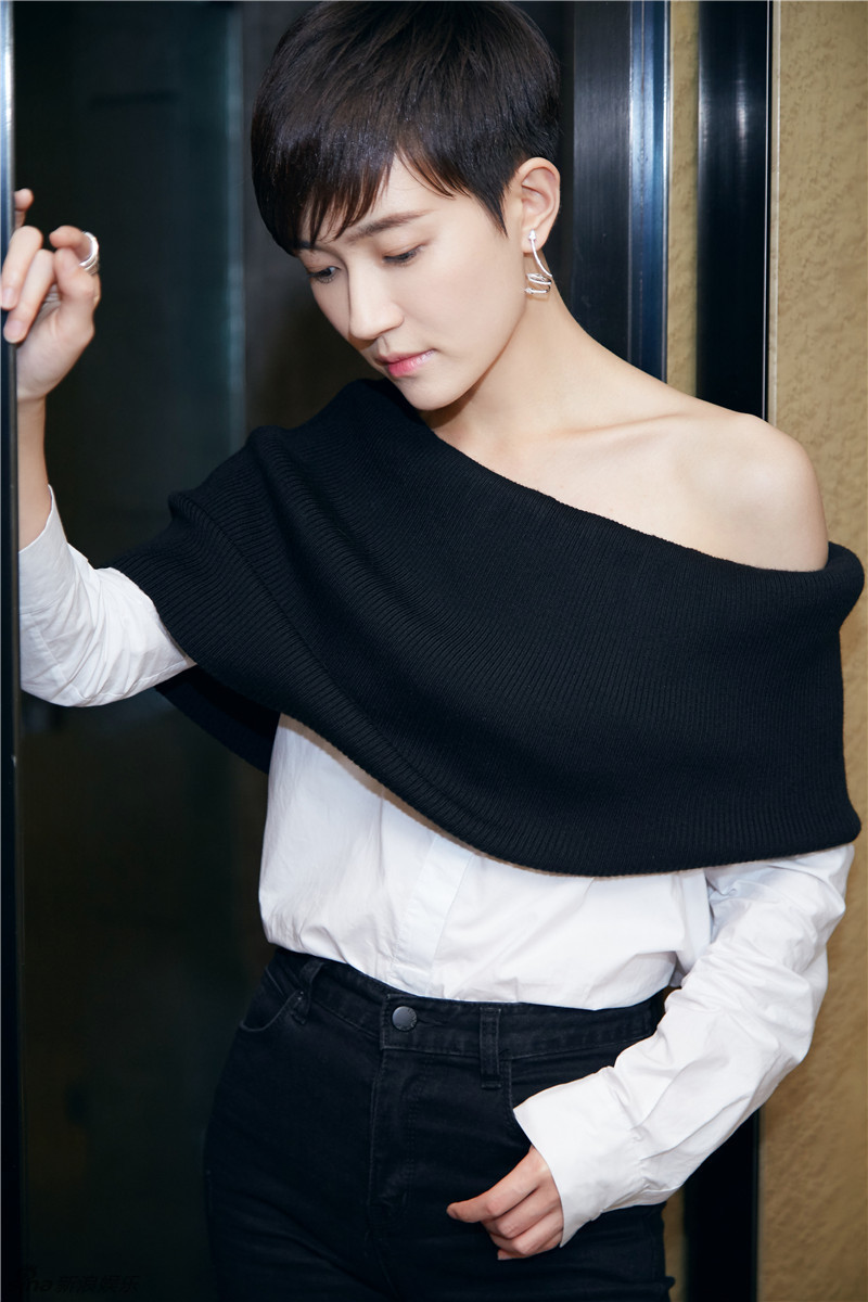 13:42   新浪娱乐讯 近日,焦俊艳曝光了一组活动照,照片中,焦俊艳上身