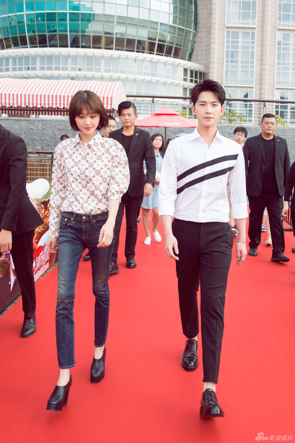 组图:风太大听不清!郑爽凌乱 和杨洋喂食play_高清图集_新浪网