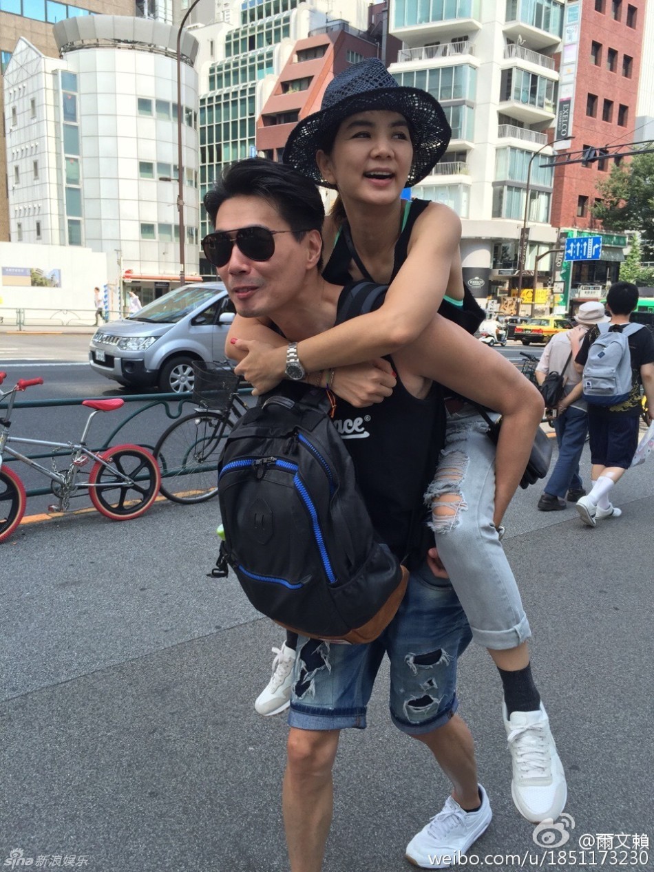 秀恩爱受不了!ella和老公街头玩背背乐