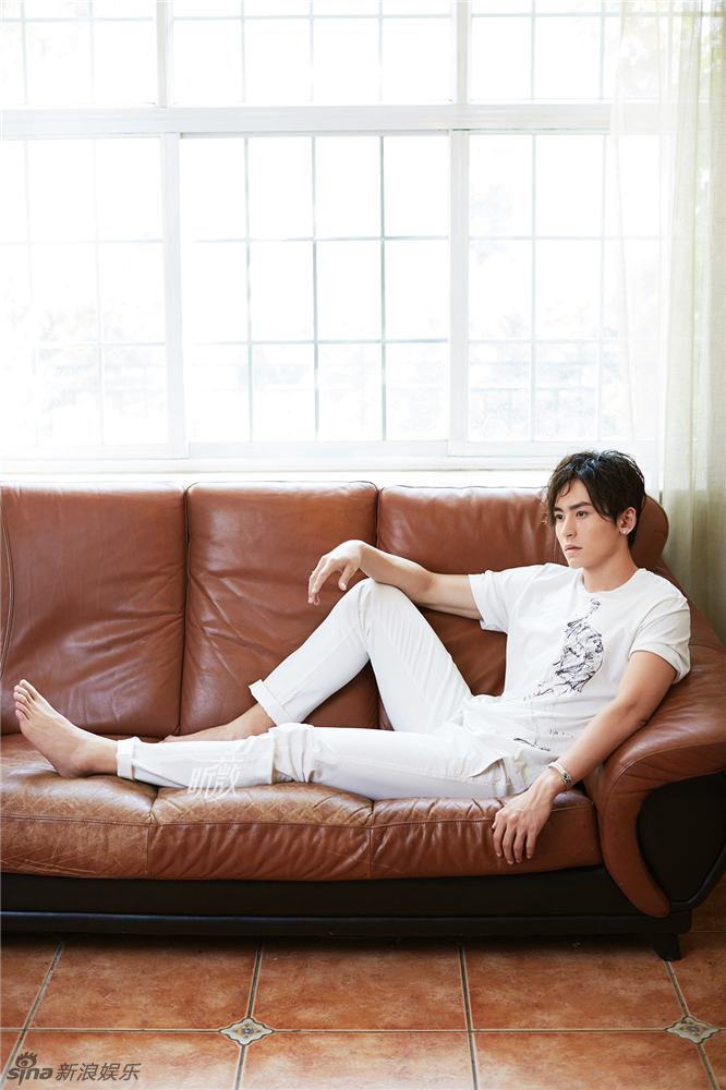 组图:张哲瀚时尚大片 变邻家大男孩显纯真本色_高清图集_新浪网
