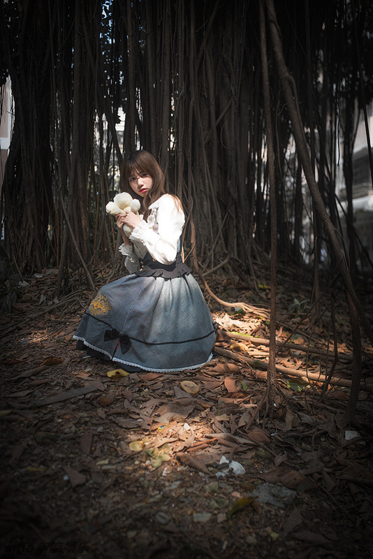 新浪娱乐讯 近日,1931女子偶像组合成员徐枭柔一组秋日写真曝光,照片