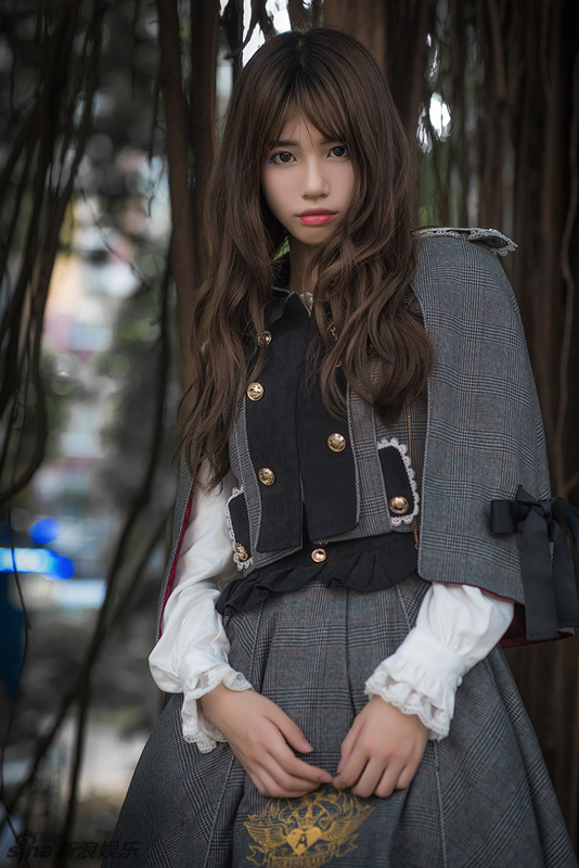 新浪娱乐讯 近日,1931女子偶像组合成员徐枭柔一组秋日写真曝光,照片