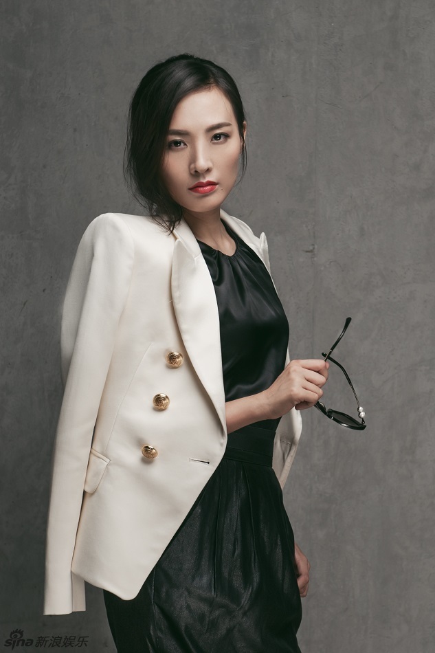 郑罗茜ol风写真 多面造型展露优雅本色