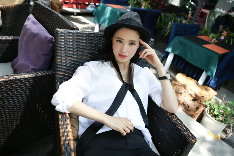 新浪娱乐讯 18日,网上曝光了一组龚蓓苾的写真大片