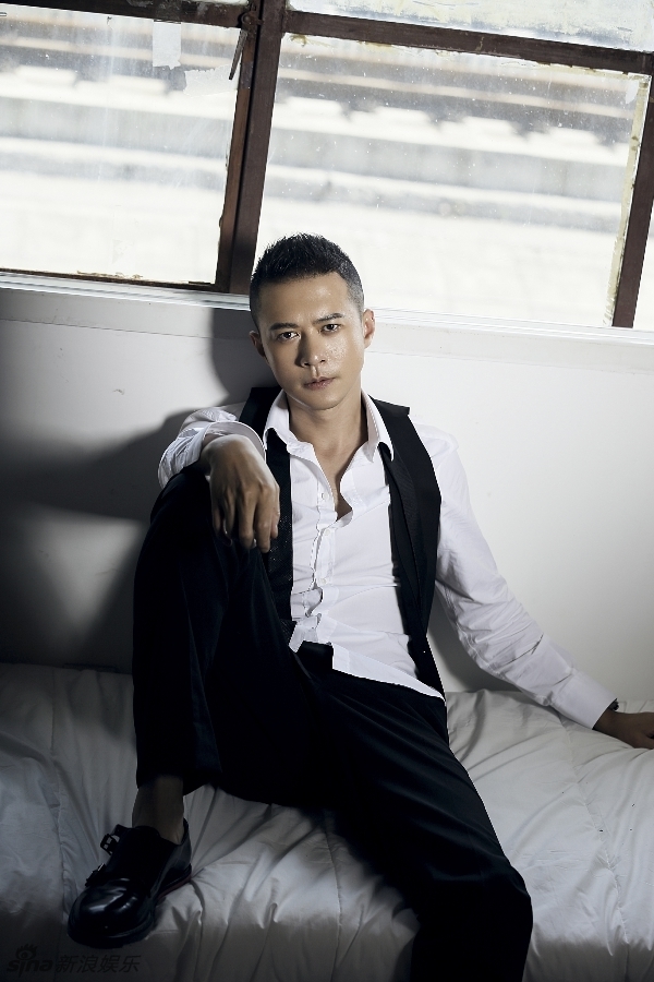 杨奇鸣初秋雅痞写真