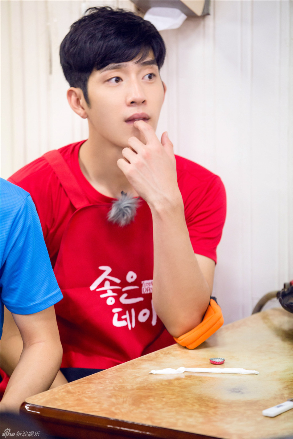 新浪娱乐讯 井柏然在韩国一家韩餐店打工的花絮照曝光,他化身餐厅服务