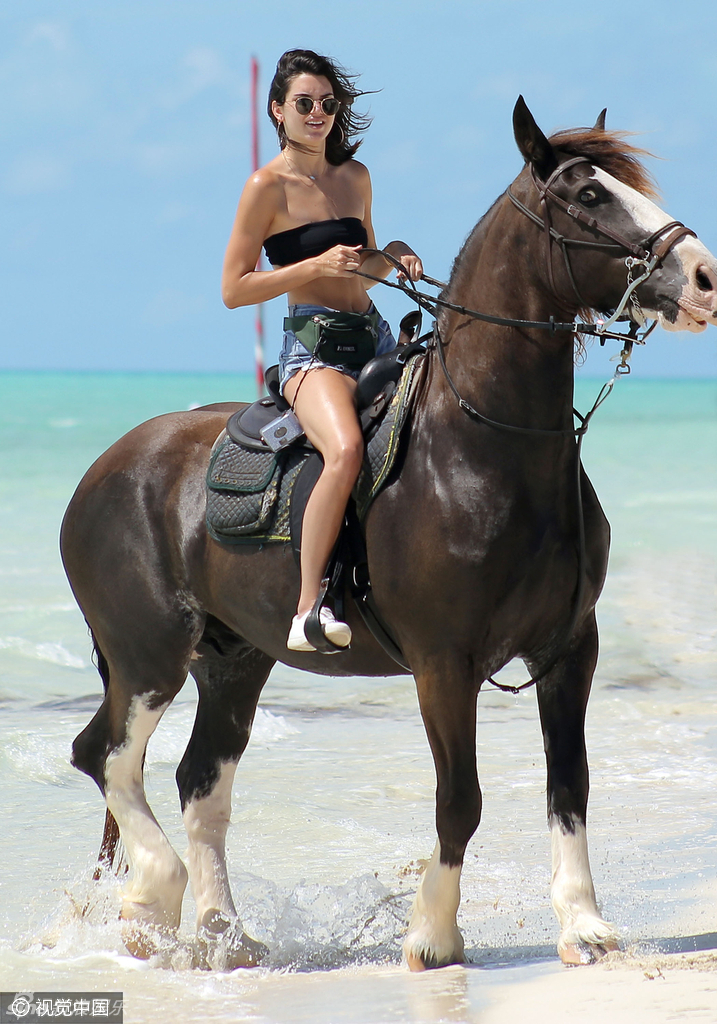 肯达尔穿抹胸热裤海上骑马超拉风