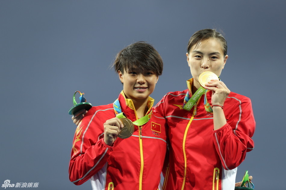 21 10:20:05 3 / 9 新浪娱乐讯 男子10米台陈艾森收获金牌,动作堪称