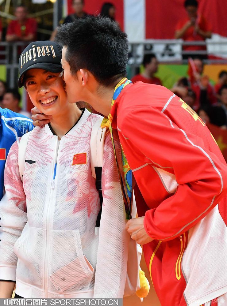 组图:谌龙里约男单夺金 与女友王适娴甜蜜热吻_高清图集_新浪网