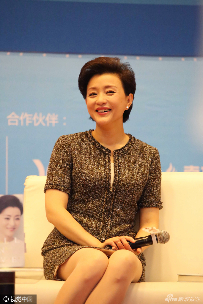 杨澜ol装知性优雅魅力十足