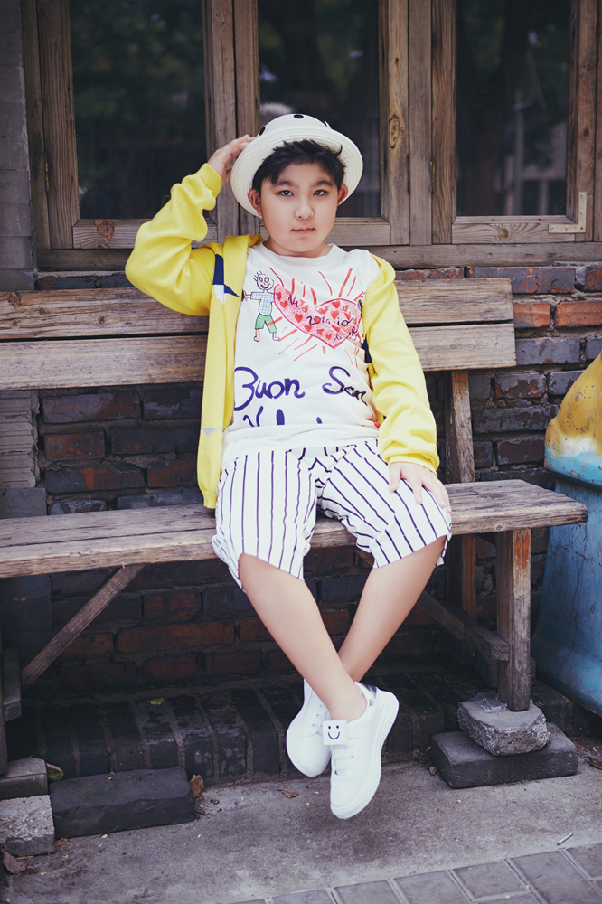 新浪娱乐讯 近日,00后小演员王少雍曝光了一组时尚写真.