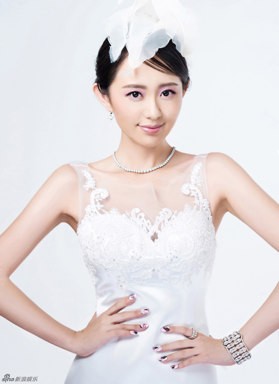 新浪娱乐讯 近日,孙耀琦新曝光了一组白色写真.