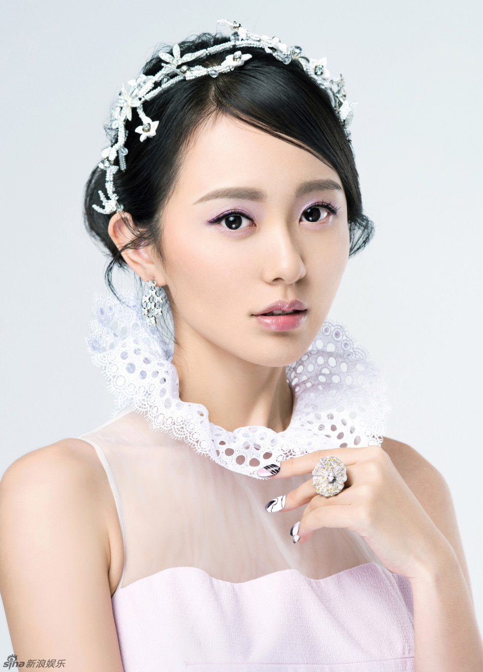 新浪娱乐讯 近日,孙耀琦新曝光了一组白色写真.