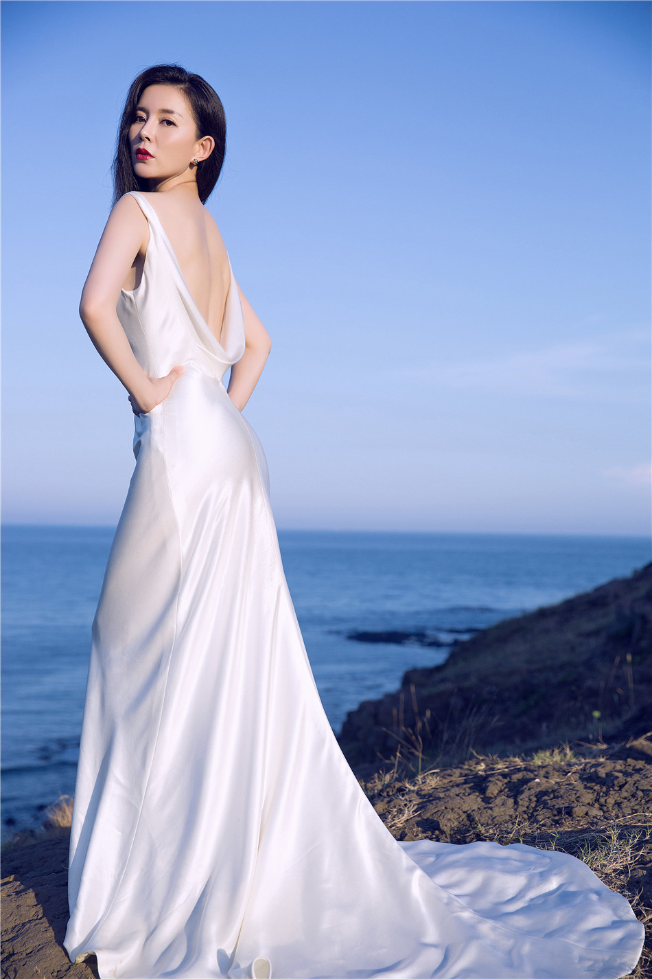 刘敏海边大秀美背性感妖娆展女神风采