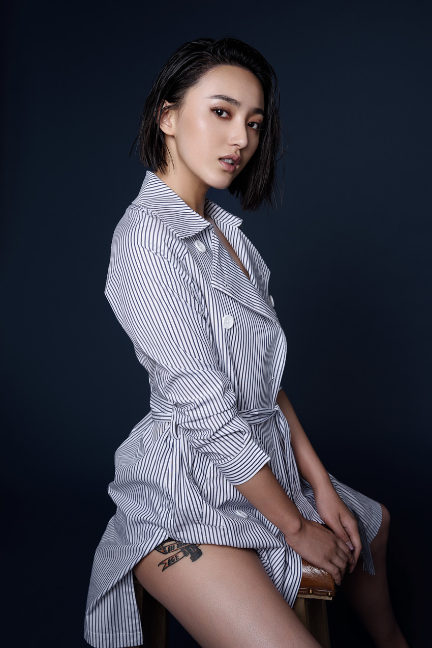 组图:艾晓琪写真仅条纹遮身 香肩美腿一览无遗_高清图集_新浪网