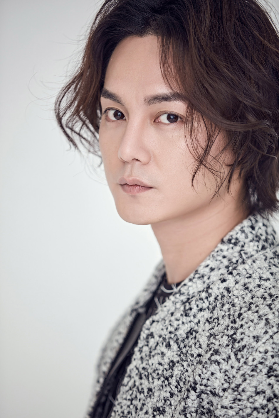 新浪娱乐讯 近日,演员尹正曝光了一组温暖慵懒的秋日写真.