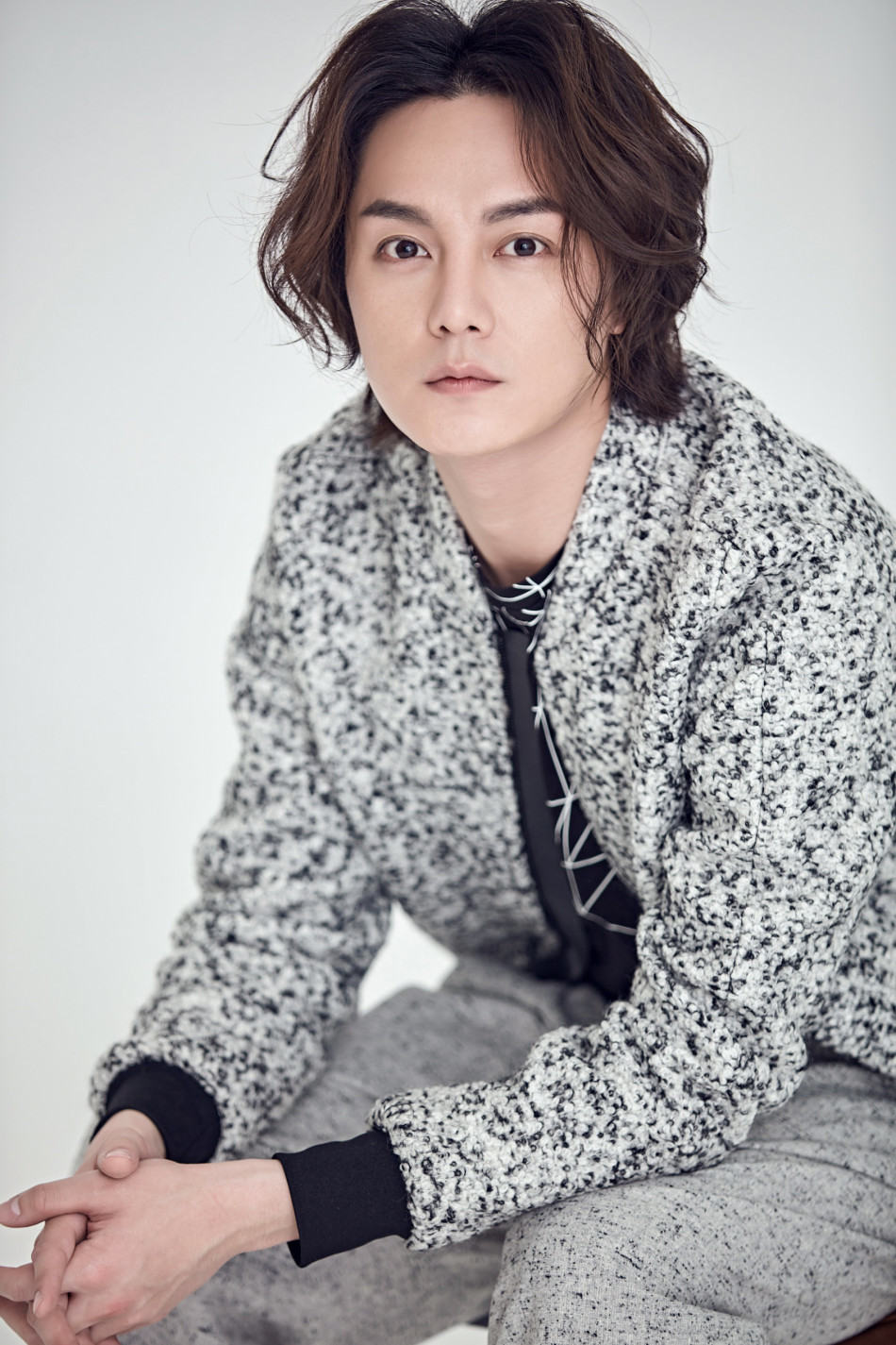 新浪娱乐讯 近日,演员尹正曝光了一组温暖慵懒的秋日写真.