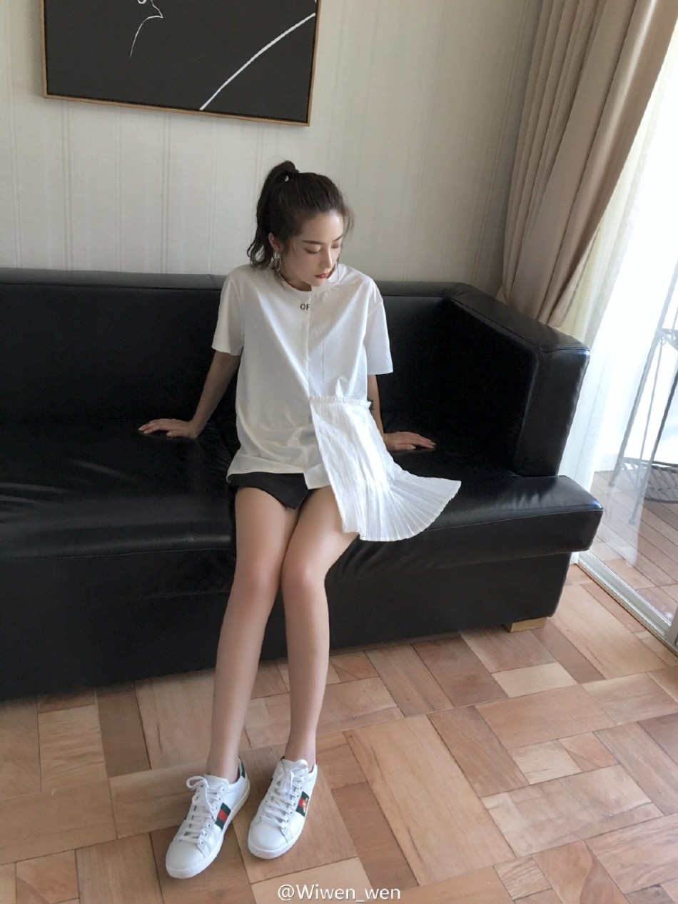 组图:酷又美!林更新女友撑坐沙发 紧夹嫩白长腿_高清图集_新浪网