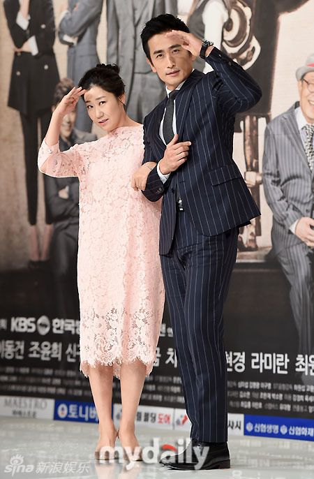 组图:韩星罗美兰穿粉裙手挽车仁表 靠头杀笑场_高清图集_新浪网