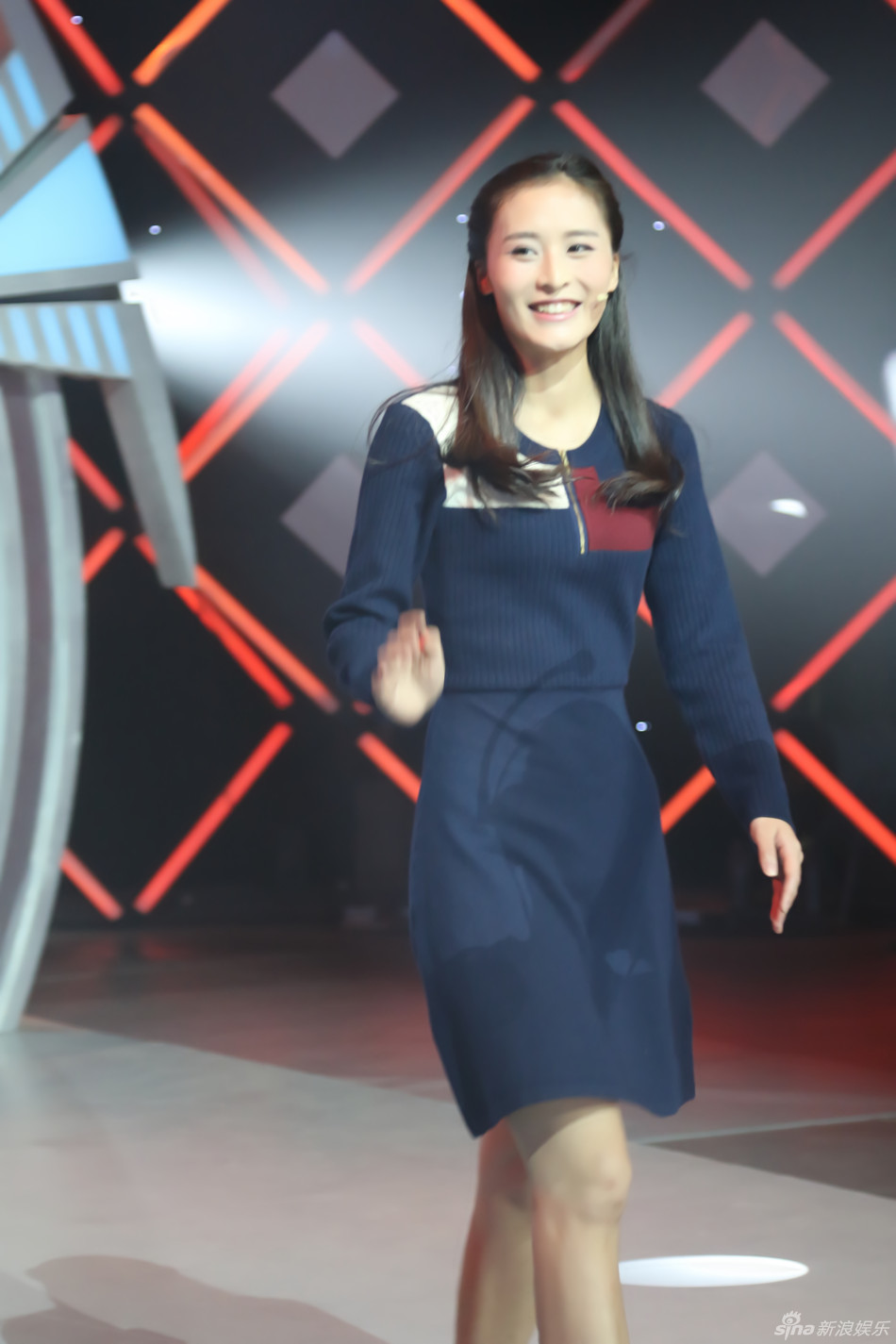 组图:汤晶晶助阵公益节目 同主持人大秀新疆舞_高清图集_新浪网