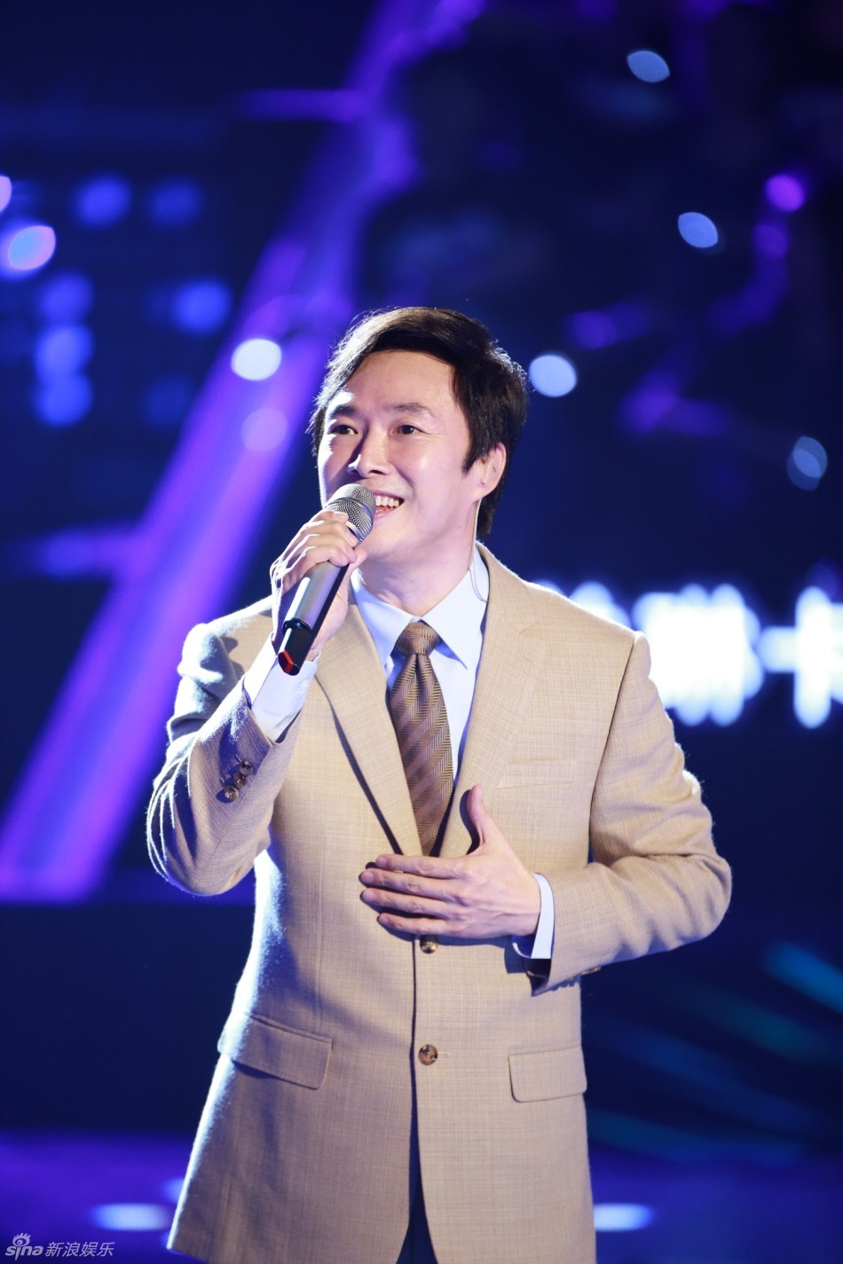 组图:费玉清唱《青花瓷》 周董也"抓小精灵"_高清图集_新浪网