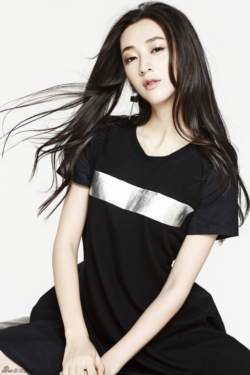 组图:周宸佳秀发演绎轻熟风 气质出众笑暖人心_高清图集_新浪网