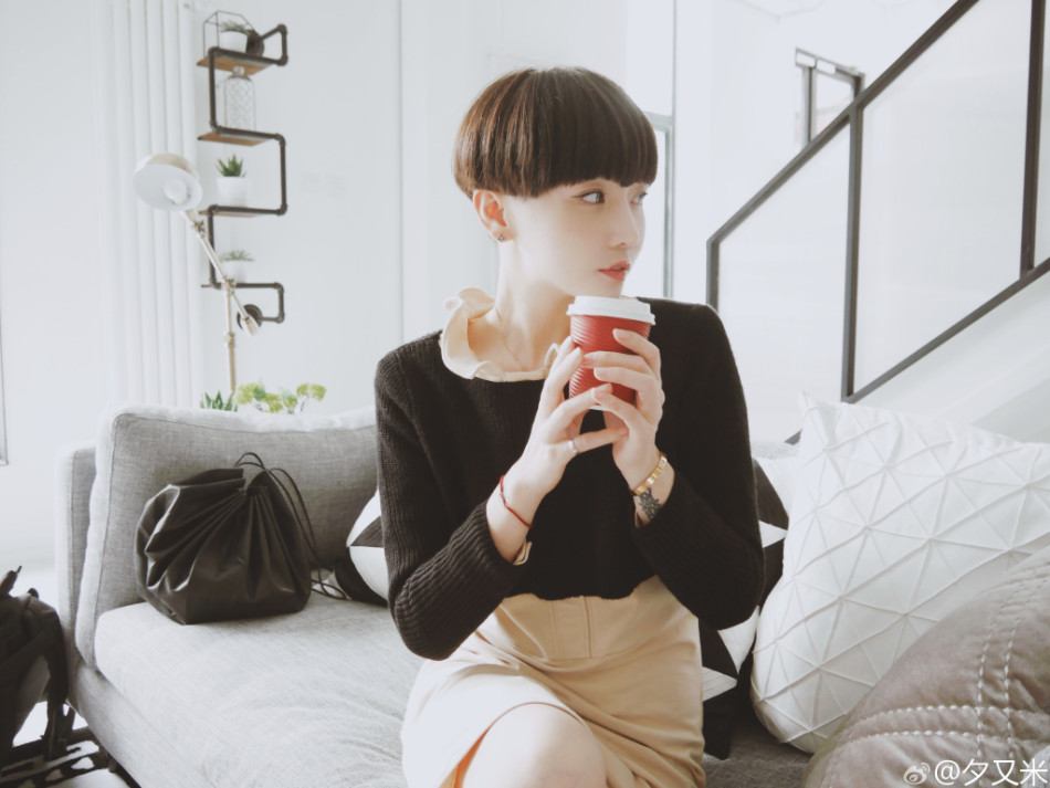 组图:高晓松前妻夕又米晒美照 侧卧沙发娇媚足_高清图集_新浪网