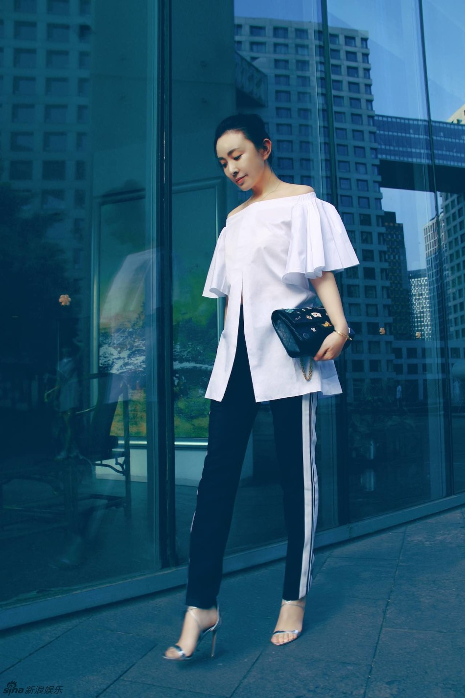 组图:刘威葳大秀美肩 眼神迷离散发熟女气质 _高清图集_新浪网