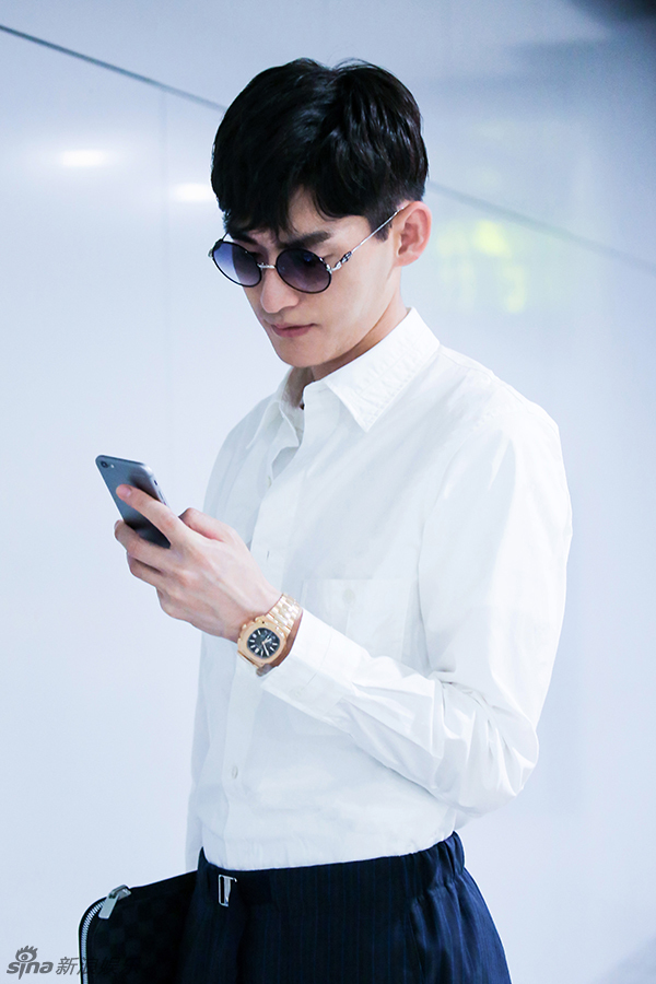 2 / 7 新浪娱乐讯 近日,张翰抵京现身机场,身着纯白色休闲衬衫搭配