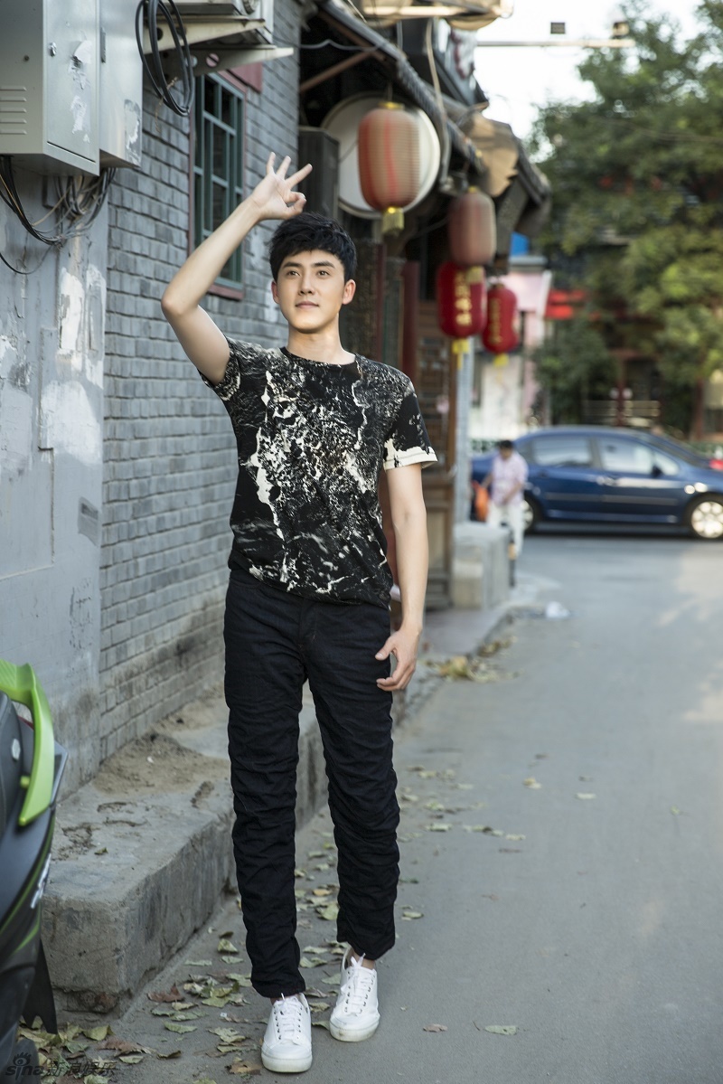 张睿胡同游玩裤子皱这样_高清图集_新浪网