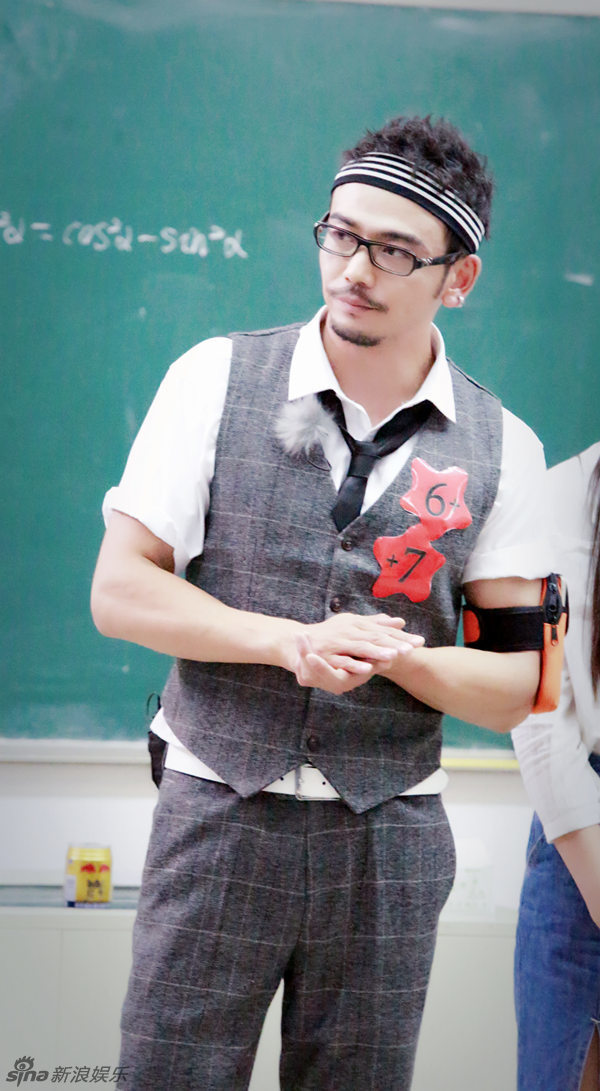 杨烁和同学们探讨课业